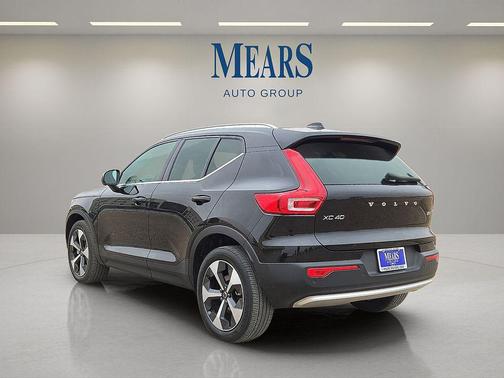 Onyx Black Metallic 2024 Volvo XC40 B5 Plus Bright Theme