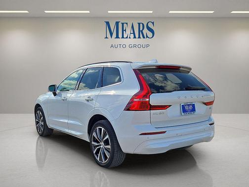 2022 Volvo XC60 B5 Momentum