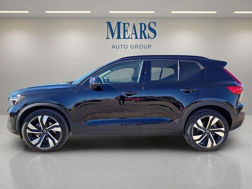 2025 Volvo XC40 B5 Plus Dark Theme