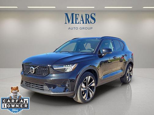 2025 Volvo XC40 B5 Plus Dark Theme