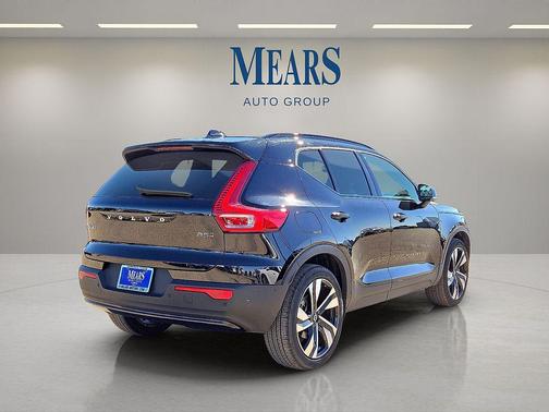 2025 Volvo XC40 B5 Plus Dark Theme