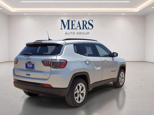 Silver Zynith Metallic Clearcoat 2025 Jeep Compass Latitude