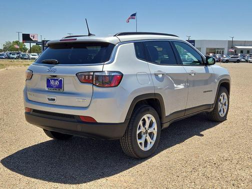 Silver Zynith Metallic Clearcoat 2025 Jeep Compass Latitude