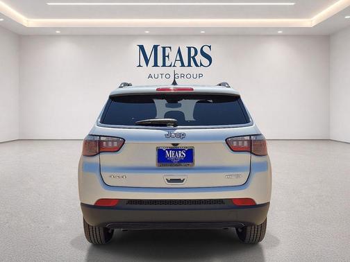 Silver Zynith Metallic Clearcoat 2025 Jeep Compass Latitude
