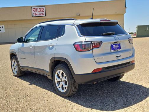 Silver Zynith Metallic Clearcoat 2025 Jeep Compass Latitude