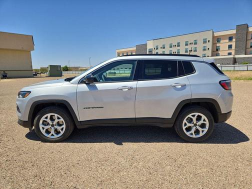 Silver Zynith Metallic Clearcoat 2025 Jeep Compass Latitude