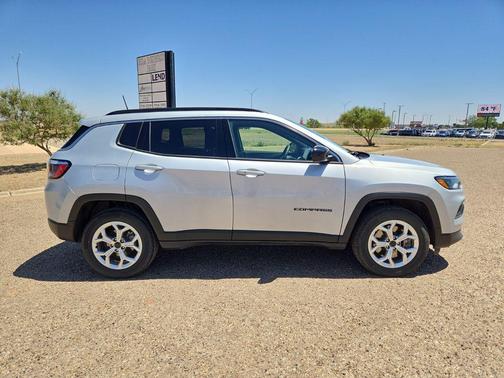 Silver Zynith Metallic Clearcoat 2025 Jeep Compass Latitude