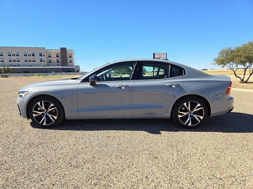 2024 Volvo S60 B5 Core Dark Theme