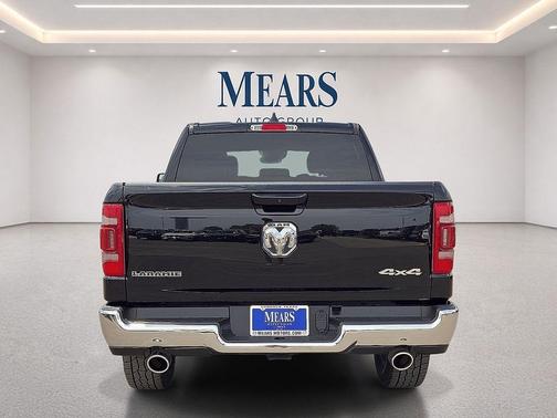 Diamond Black Crystal Pearlcoat 2024 RAM 1500 Laramie