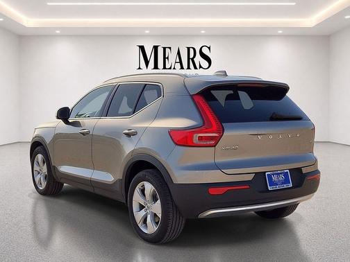 Gray 2022 Volvo XC40 T5 Momentum