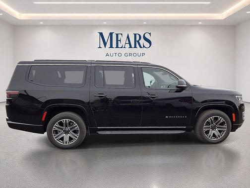 Diamond Black Crystal Pearlcoat 2024 Jeep Wagoneer L Series II 4x2