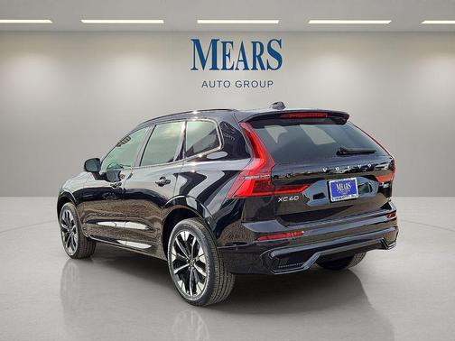 Onyx Black Metallic 2026 Volvo XC60 B5 Plus