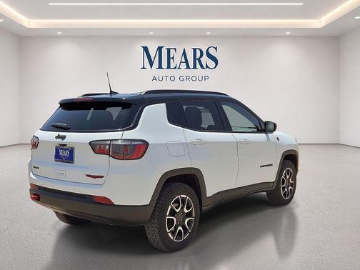Bright White Clearcoat 2025 Jeep Compass Trailhawk