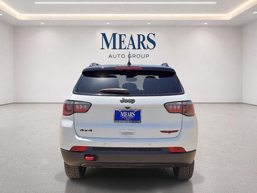 Bright White Clearcoat 2025 Jeep Compass Trailhawk