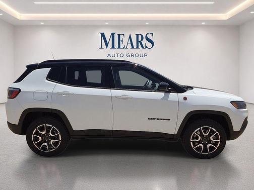 Bright White Clearcoat 2025 Jeep Compass Trailhawk