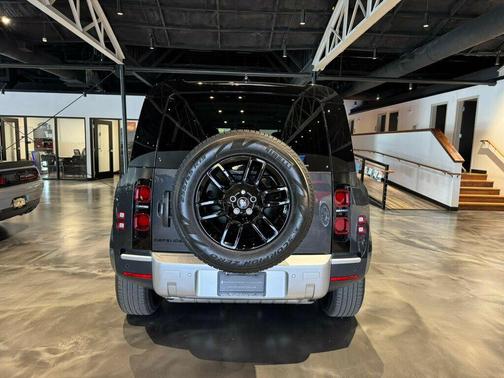 2025 Land Rover Defender 110 P300