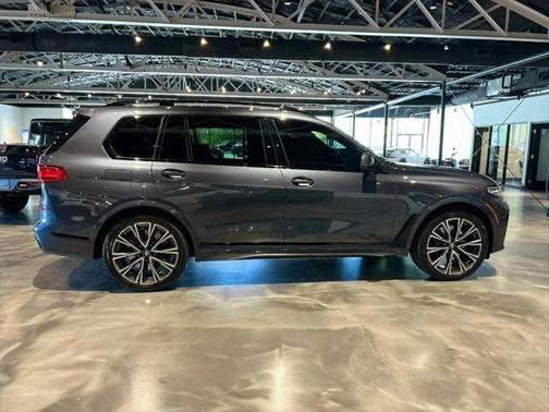 2022 BMW X7 M50i