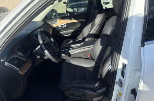 Crystal White Metallic 2023 Volvo XC90 B6 Plus 7-Seater