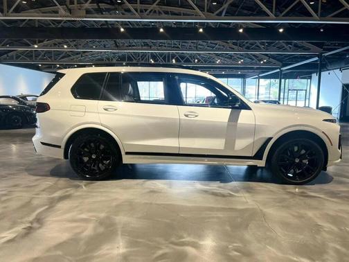 2023 BMW X7 M60i