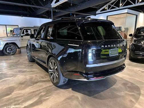 Santorini Black Metallic 2023 Land Rover Range Rover P530 SE
