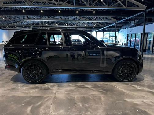 Santorini Black Metallic 2023 Land Rover Range Rover P530 SE