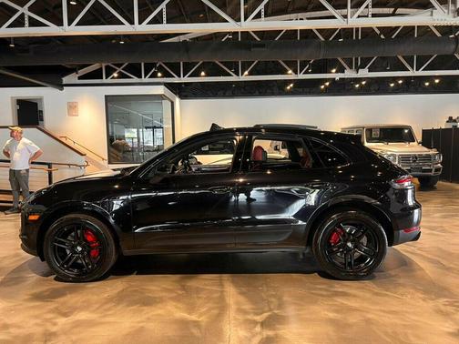 Jet Black Metallic 2024 Porsche Macan T