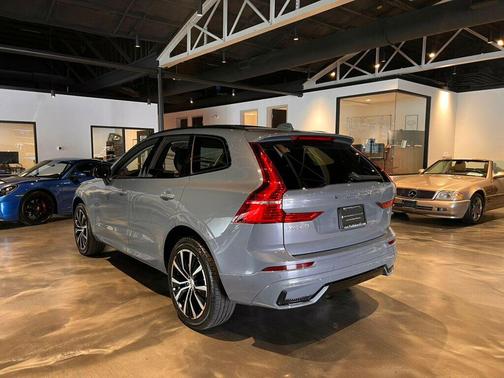 2023 Volvo XC60 B5 Plus Dark Theme