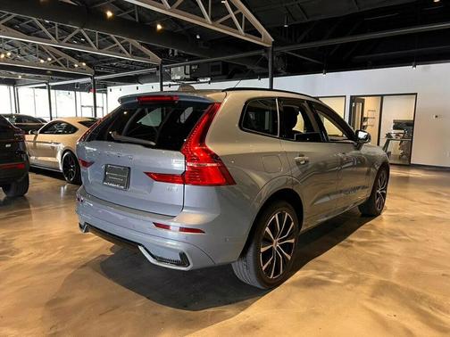 2023 Volvo XC60 B5 Plus Dark Theme