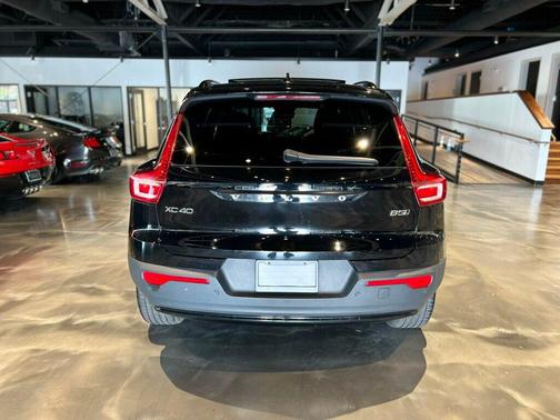 2024 Volvo XC40 B5/AWD/DarkTheme/PanoRoof/AppleCarplay/PwrLiftgate/HtdSeats/NAV