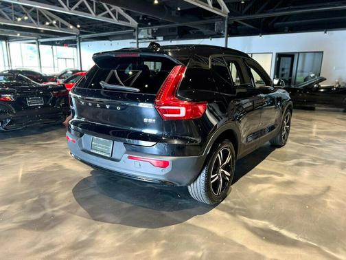 2024 Volvo XC40 B5/AWD/DarkTheme/PanoRoof/AppleCarplay/PwrLiftgate/HtdSeats/NAV
