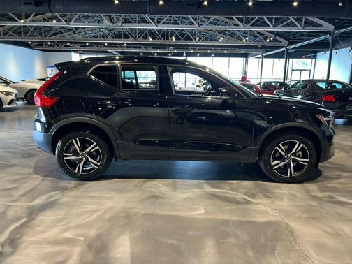2024 Volvo XC40 B5/AWD/DarkTheme/PanoRoof/AppleCarplay/PwrLiftgate/HtdSeats/NAV