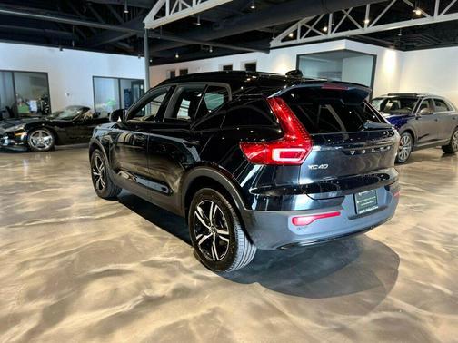2024 Volvo XC40 B5/AWD/DarkTheme/PanoRoof/AppleCarplay/PwrLiftgate/HtdSeats/NAV