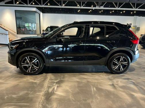 2024 Volvo XC40 B5/AWD/DarkTheme/PanoRoof/AppleCarplay/PwrLiftgate/HtdSeats/NAV