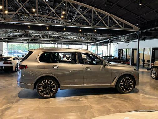 Skyscraper Grey Metallic 2023 BMW X7 xDrive40i