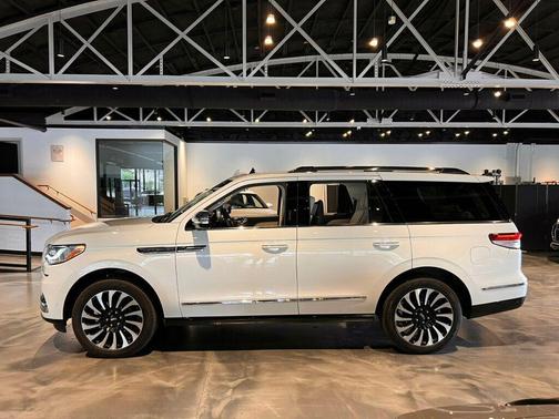 Pristine White Metallic Tri-Coat 2024 Lincoln Navigator Black Label