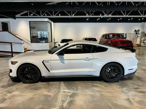 2016 Ford Shelby GT350 Base