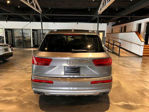 Graphite Gray Metallic 2017 Audi Q7 3.0T Prestige