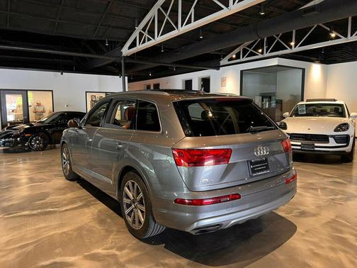 Graphite Gray Metallic 2017 Audi Q7 3.0T Prestige
