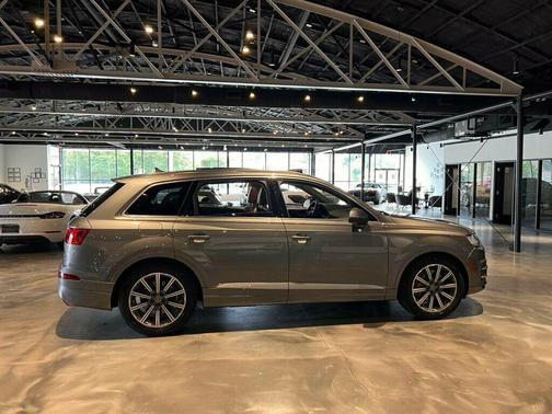 Graphite Gray Metallic 2017 Audi Q7 3.0T Prestige