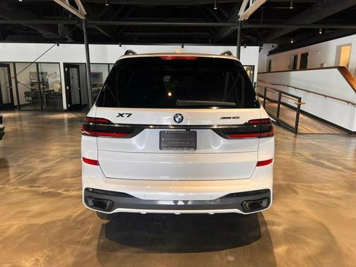 Mineral White Metallic 2023 BMW X7 xDrive40i