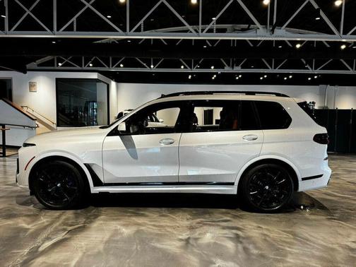 Mineral White Metallic 2023 BMW X7 xDrive40i