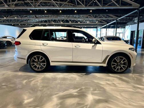 2022 BMW X7 M50i