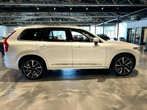 2023 Volvo XC90 B5 Plus