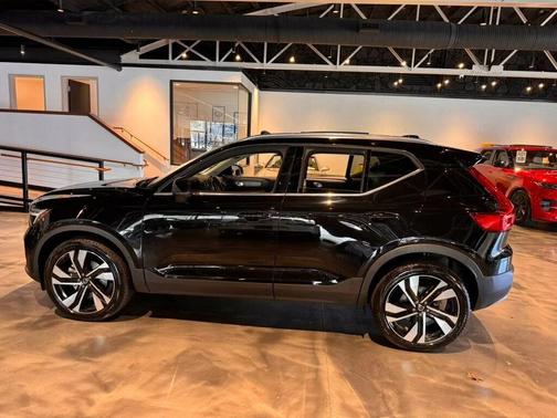 2023 Volvo XC40 B5 Plus Bright Theme