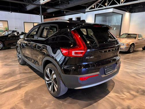 2023 Volvo XC40 B5 Plus Bright Theme