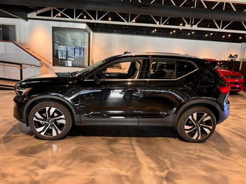 2023 Volvo XC40 B5 Plus Bright Theme