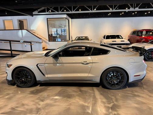 2017 Ford Shelby GT350 Base