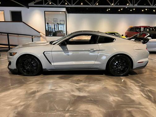 2017 Ford Shelby GT350 Base