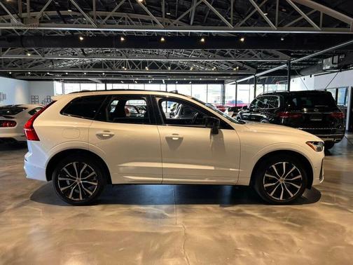 2023 Volvo XC60 B5 Plus Dark Theme