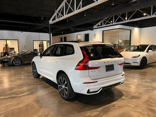 Crystal White Metallic 2023 Volvo XC60 B5 Plus Dark Theme